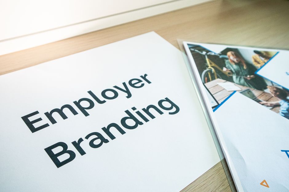 Een team dat samenwerkt aan employer branding strategieën in een moderne kantooromgeving.